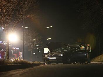 Schockierender Jahresbeginn: In der Silvesternacht 2013 rasten auf der Theodor-Heuss-Allee acht junge Leute in diesem Golf ins Unglück. Das Fahrzeug überschlug sich und ein 19-jähriger starb. Foto: Achiv/news 5