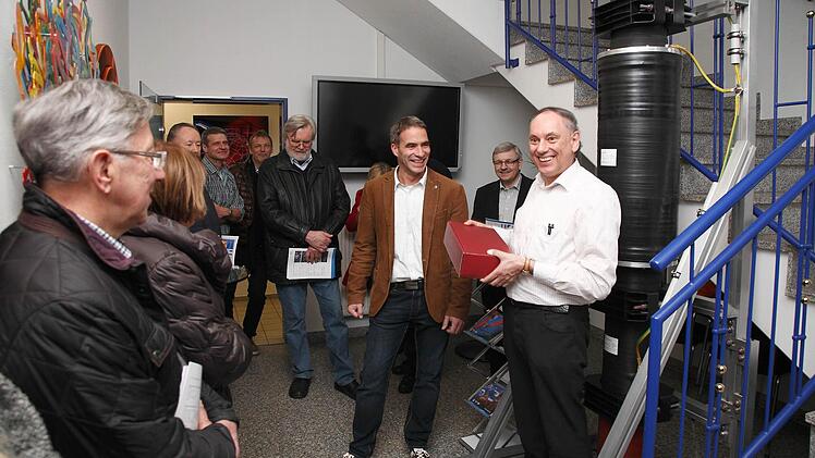 Werkleiter Martin Moser (rechts) führte den Lions- Club Haßberge durch das Werk Kirchaich von ritz instruments Transformers GmbH und gab interessante Einblicke. Dafür dankte Lions-Präsident Johannes Kulla (3. von rechts) mit einem kleinen Präsent. Foto: sabine Weinbeer