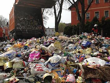 Vermutlich eine Spraydose, die noch unter Druck stand, explodierte auf der Ladefläche des Lkw. Es gab ein kleines Feuer. Damit die Flammen nicht auf das Fahrzeug übergriffen, kippte der Fahrer einen Teil der Ladung in der Hofer Straße aus. Fotos: Jürgen Gärtner