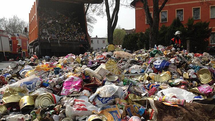 Vermutlich eine Spraydose, die noch unter Druck stand, explodierte auf der Ladefläche des Lkw. Es gab ein kleines Feuer. Damit die Flammen nicht auf das Fahrzeug übergriffen, kippte der Fahrer einen Teil der Ladung in der Hofer Straße aus. Fotos: Jürgen Gärtner