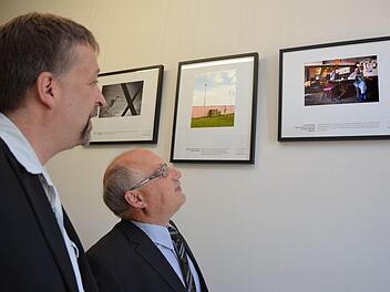 Erstmals ist die vom Bayerischen Journalistenverband (BJV) initiierte Ausstellung "Pressefoto Bayern" in einem Amtsgericht zu sehen. Anlässlich der "Woche der Justiz" eröffnete der Leiter des Kissinger Amtsgerichtes, Matthias Göbhardt, zusammen mit dem BJV-Vorsitzenden Michael Busch (links) die Ausstellung im Kissinger Amtsgericht.  Foto: Peter Rauch