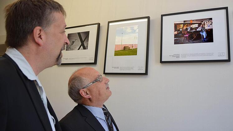 Erstmals ist die vom Bayerischen Journalistenverband (BJV) initiierte Ausstellung "Pressefoto Bayern" in einem Amtsgericht zu sehen. Anlässlich der "Woche der Justiz" eröffnete der Leiter des Kissinger Amtsgerichtes, Matthias Göbhardt, zusammen mit dem BJV-Vorsitzenden Michael Busch (links) die Ausstellung im Kissinger Amtsgericht.  Foto: Peter Rauch