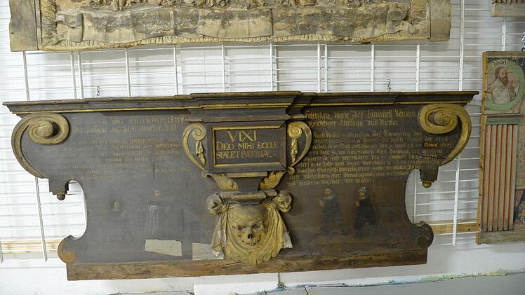 Dieses Epitaph stammt aus einer Kirche. Welche das ist, will Alexander Süß noch herausfinden. Foto: Ronald Rinklef