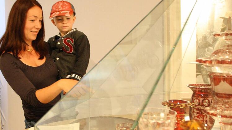 Der vierjährige Toni schaut sich mit Mama Lisa im Museum um. Foto: Ralf Ruppert