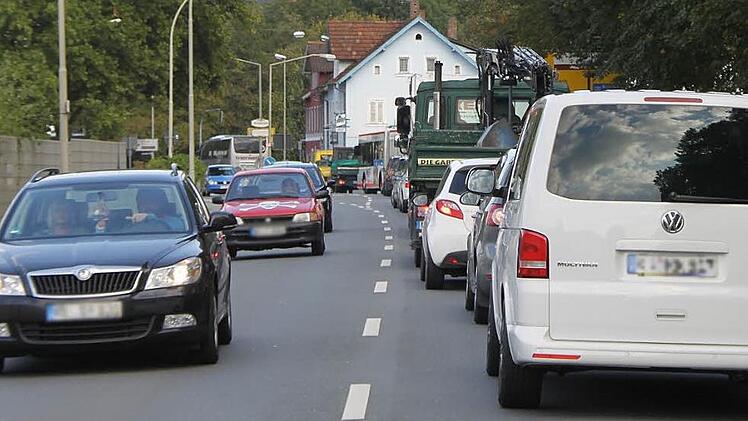 Vor allem am Morgen und im Feierabendverkehr (Bild) staut sich der Verkehr in der Melkendorfer Straße. Fotos: Alexander Hartmann