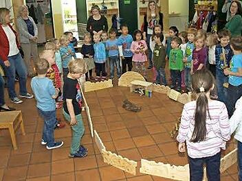 Eine Spiel-Burg bauen sich die Kindergartenkinder. Foto: Stefan Geiger