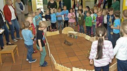 Eine Spiel-Burg bauen sich die Kindergartenkinder. Foto: Stefan Geiger