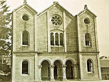 Auf einem großen Transparent wird zur 1275 Jahrfeier Königshofens beim Festwochenende das Bild der ehemaligen Synagoge zu sehen sein. Foto: Hanns Friedrich