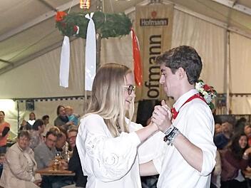Sophie und Bastian tanzten den Siegeswalzer. Foto: Richard Sänger