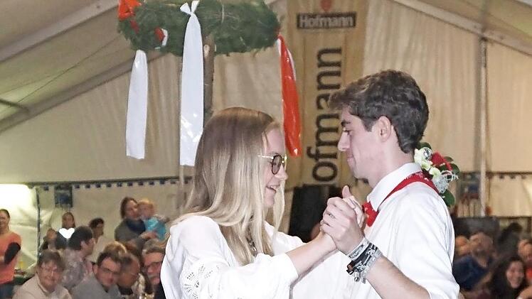 Sophie und Bastian tanzten den Siegeswalzer. Foto: Richard Sänger