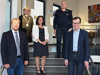 Die neuen Gemeinderäte und Bürgermeister von Kleinsendelbach (von links):  Folko Bührle (DG), Bürgermeisterin Gertrud Werner (UWK), Dritte   Bürgermeisterin Carmen Wartenfelser (UWK),  Zweiter Bürgermeister Josef Elsinger (UWK) und Wolfgang  Höger (UWK) Foto: Karl Heinz Wirth