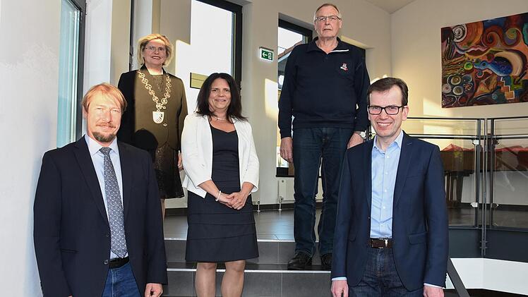 Die neuen Gemeinderäte und Bürgermeister von Kleinsendelbach (von links):  Folko Bührle (DG), Bürgermeisterin Gertrud Werner (UWK), Dritte   Bürgermeisterin Carmen Wartenfelser (UWK),  Zweiter Bürgermeister Josef Elsinger (UWK) und Wolfgang  Höger (UWK) Foto: Karl Heinz Wirth