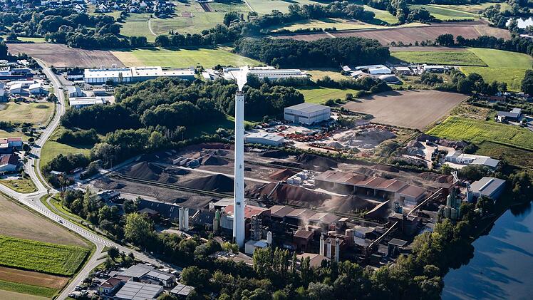 Das Gewerbegebiet in Hallerndorf wird noch um rund 50 Prozent wachsen. Viele Bürger befürchten eine weitere Belastung durch Emissionen und Lkw-Verkehr.  Foto: Matthias Hoch