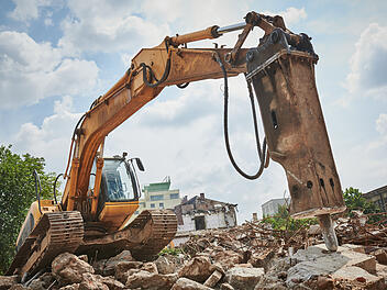 Mann bei Arbeitsunfall von Hydraulikhammer getroffen