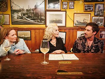 Am Donnerstagabend waren Karoline Herfurth (links) und Max Giesinger bei Ina Müller zu Gast.