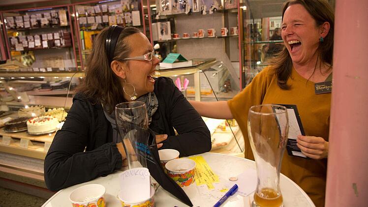 Die Damen an der Kasse bekamen neben ihrem Weizen auch kleine Spenden.