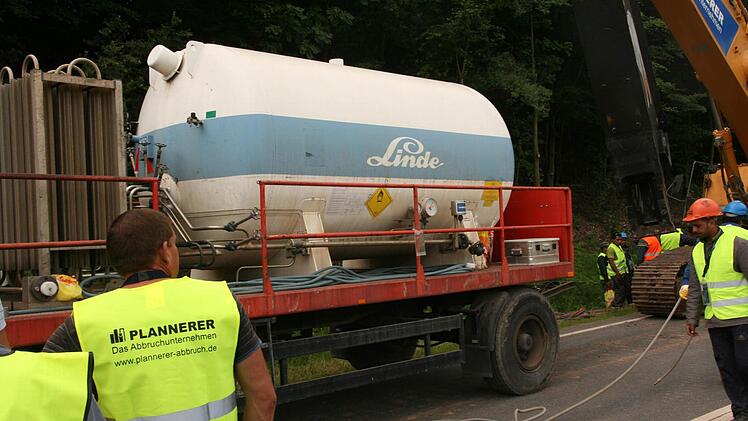 Ein großer Gastank für die Schweißer-Kolonne