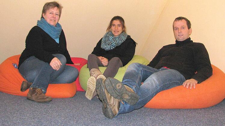 In der neuen Entspannungsecke mit Sitzkissen kann man klasse "chillen". Mirjam Wolf, Laura Heinrich und Matthias Vetter haben das mal getestet. Foto: Ralf Naumann