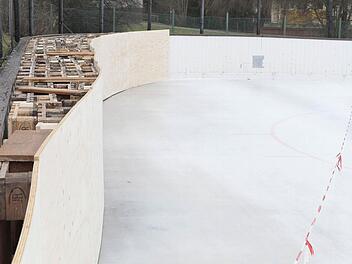 Die Kufencracks des ATS Kulmbach bitten zum Eishockey-Turnier - unter ungewöhnlichen Rahmenbedingungen: Eine Konstruktion aus Europaletten dient als vorgezogene Behelfs-Bande. Foto: Jochen Nützel