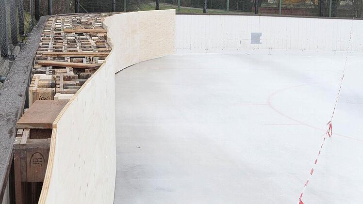 Die Kufencracks des ATS Kulmbach bitten zum Eishockey-Turnier - unter ungewöhnlichen Rahmenbedingungen: Eine Konstruktion aus Europaletten dient als vorgezogene Behelfs-Bande. Foto: Jochen Nützel