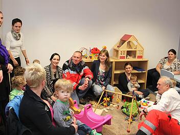 Jung und Alt treffen im Mehrgenerationenhaus zusammen. Im Frühjahr wurde in Ebern eine Zweigstelle im neuen BRK-Haus in Ebern eröffnet. Hier wird das Angebot im Baby- und Kleinkindtreff gut angenommen.  Fotos: Michael Will