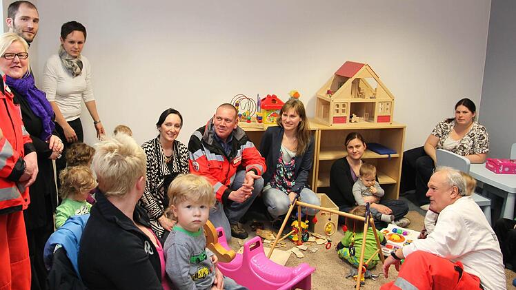Jung und Alt treffen im Mehrgenerationenhaus zusammen. Im Frühjahr wurde in Ebern eine Zweigstelle im neuen BRK-Haus in Ebern eröffnet. Hier wird das Angebot im Baby- und Kleinkindtreff gut angenommen.  Fotos: Michael Will