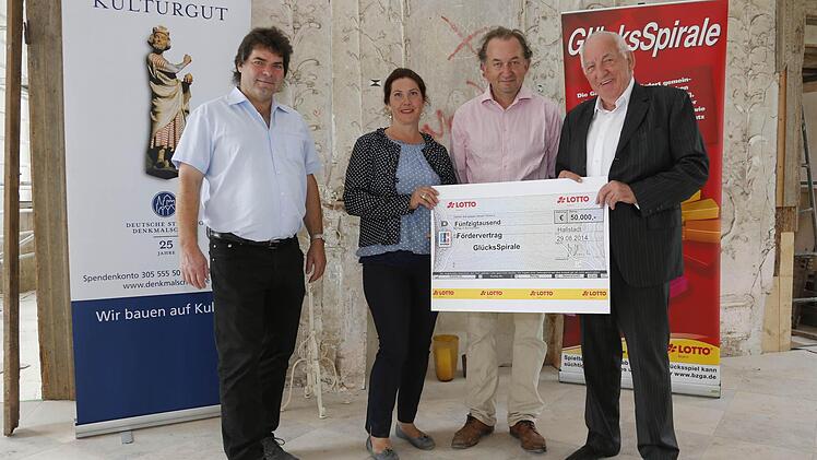 Das Ehepaar Fiedler mit Lotto-Bayern-Repräsentant Hubert Hennes (rechts) und Uwe Franke von der Stiftung Denkmalschutz.