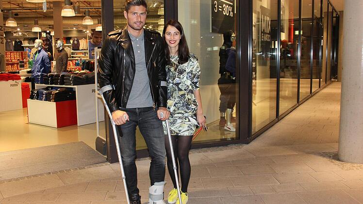 Der verletzte Olivier Giroud deckte sich im Puma-Shop ein.