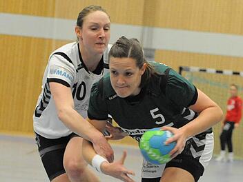 Abgeschüttelt: Durchsetzungsvermögen bewies einmal mehr Lisa Wenzke, hier im Duell mit der Nürnbergerin Elena Tischner. Foto: Hopf