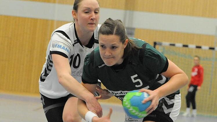 Abgeschüttelt: Durchsetzungsvermögen bewies einmal mehr Lisa Wenzke, hier im Duell mit der Nürnbergerin Elena Tischner. Foto: Hopf