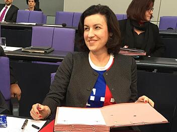 Ein vom Außen- und Sicherheitspolitischen Sprecher der CSU im Bundestag, Florian Hahn, am Donnerstag, 7. Mai, im Bundestag in Berlin aufgenommenes und per Twitter verbreitetes Foto zeigt die CSU-Politikerin Dorothee Bär im Bayern-Trikot.
