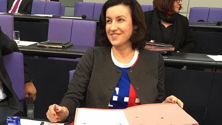 Ein vom Außen- und Sicherheitspolitischen Sprecher der CSU im Bundestag, Florian Hahn, am Donnerstag, 7. Mai, im Bundestag in Berlin aufgenommenes und per Twitter verbreitetes Foto zeigt die CSU-Politikerin Dorothee Bär im Bayern-Trikot.