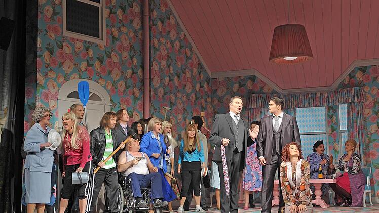 Szene aus der Neuinszenierung von Otto Nicolais "Die lustigen Weiber von Windsor" am Landestheater Coburg. Foto: Andrea Kremper