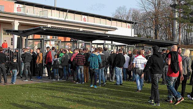 Die Tore des Fuchs-Park-Stadions bleiben f&uuml;rs Erste offen. Dass sich bei den Heimspielen des FC Eintracht Bamberg aber noch lange Schlangen vor den Kassenh&auml;uschen bilden, ist eher unwahrscheinlich. Foto: sportpress