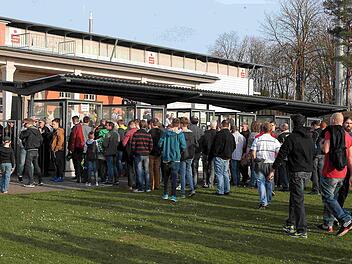 Die Tore des Fuchs-Park-Stadions bleiben fürs Erste offen. Dass sich bei den Heimspielen des FC Eintracht Bamberg aber noch lange Schlangen vor den Kassenhäuschen bilden, ist eher unwahrscheinlich. Foto: sportpress