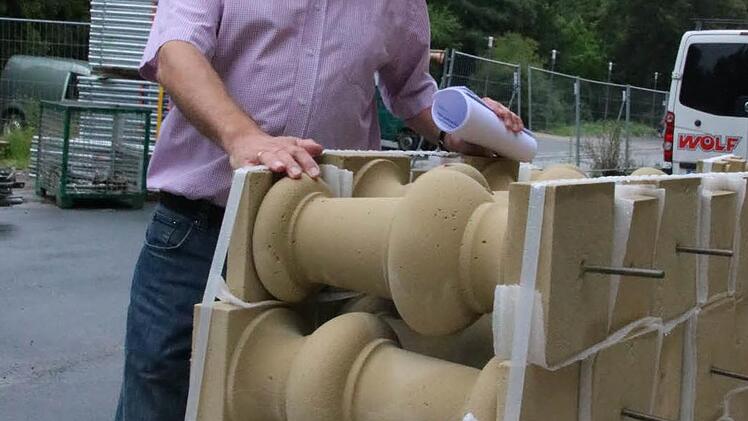 Architekt Ralf Alsheimer mit einigen der mehr als tausend Baluster. Foto: Ralf Ruppert