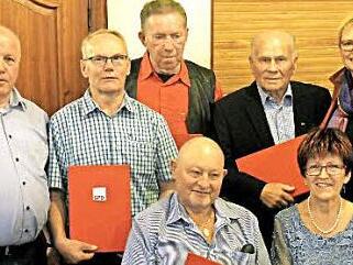 Geehrte und Ehrende auf einem Bild (von links): Karl Heinz Kandler, Erwin Kandler, Adolf Stretz, Oswald Stretz, MdB Sabine Dittmar, vorne Richard und Inge Oberreuther  Foto: Ewald Stretz