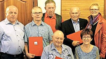 Geehrte und Ehrende auf einem Bild (von links): Karl Heinz Kandler, Erwin Kandler, Adolf Stretz, Oswald Stretz, MdB Sabine Dittmar, vorne Richard und Inge Oberreuther  Foto: Ewald Stretz