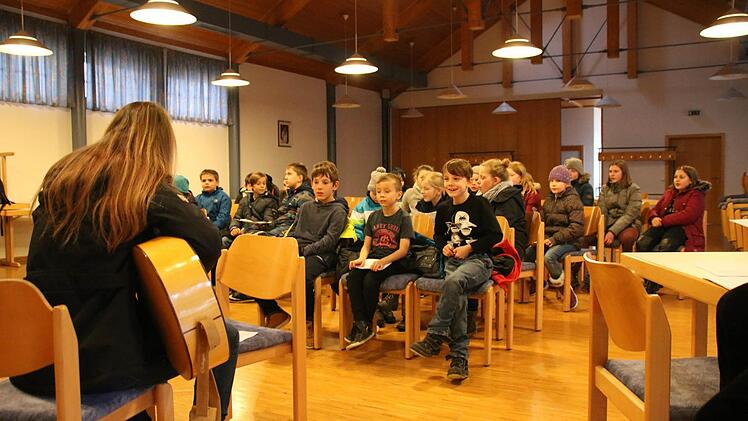 Die Nüdlinger Sternsinger bei der Probe mit Beate Hein.  Foto: Robert Wagner