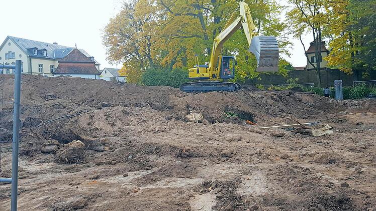 Dort, wo ehemals das "Kujath-Haus" stand, ist ein beachtlicher Erdkrater zu sehen. Die Arbeiten gehen mit umfangreichen Erdbewegungen einher.