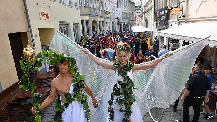 Künstlerparade zur Eröffnung der 20. Auflage von "Bamberg zaubert" am 13. Juli 2018. Foto: Ronald Rinklef