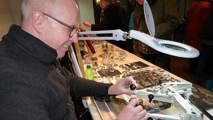 Ralf Odon gravierte Namensschilder aus Zinn. Foto: Marion Krüger-Hundrup