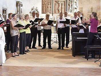 Der ökumenische Kirchenchor Königsberg unter der Leitung von Kerstin Wrzosok gestaltete zusammen mit dem Posaunenchor Königsberg und der Miniband Sankt Josef den von Pfarrer Peter Hohlweg und Gemeindereferent Markus Fastenmeier (vorne von links) gestalteten Familiengottesdienst musikalisch. Foto: Gerold Snater