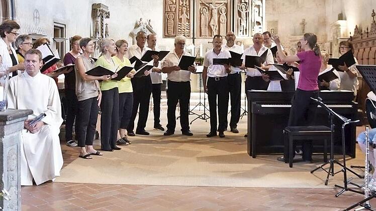 Der ökumenische Kirchenchor Königsberg unter der Leitung von Kerstin Wrzosok gestaltete zusammen mit dem Posaunenchor Königsberg und der Miniband Sankt Josef den von Pfarrer Peter Hohlweg und Gemeindereferent Markus Fastenmeier (vorne von links) gestalteten Familiengottesdienst musikalisch. Foto: Gerold Snater