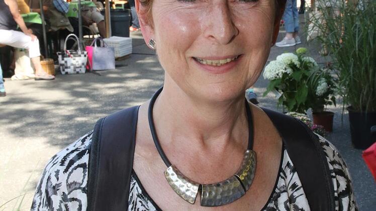 Die Radlerin  Christine SchillingOberfüllbach  Ich komme meistens mit dem Fahrrad hierher. Ich habe 20 Jahre in Grub am Forst gewohnt und treffe auf dem Markt viele Freunde und Bekannte. Kaufe aber Obst und Gemüse, sowie Fisch und Käse  gerne bei den Händlern ein.