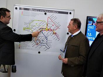 Volker Griesbach (links) erläutert OB Henry Schramm (Mitte) und Michael Beck vom Landratsamt Kulmbach das  neue Liniennetz für den Stadtbus. Foto: Werner Reißaus
