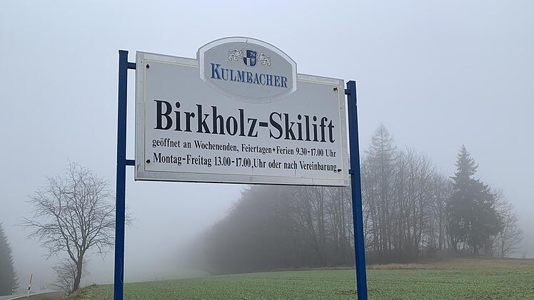 Der Birkholzlift ist winterfit - nur das Grün auf den Feldern irritiert. Foto: Sonny Adam