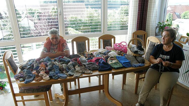 Socken stricken für Rumänien: Unser Foto zeigt (von links) Christel Saal und Rosalinde Koch. Archivfoto: Philipp Bauernschubert