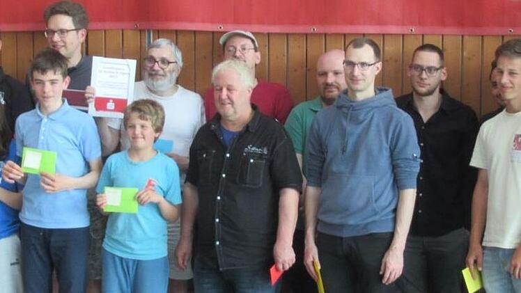 Alle Sieger des Großenseebacher Schach-Turniers mit (ganz links mit Hut) Abteilungsleiter Bernd Borel. In der hinteren Reihe fünfter von links (mit Urkunde in der Hand) der Gesamt-Turniersieger Manfred Heidrich.
