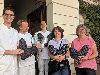 Erlangen: Herzkissen für Brustkrebspatientinnen - Ehrenamtliche nähen fleißig weiter Erlangen: Herzkissen für Brustkrebspatientinnen - Ehrenamtliche nähen fleißig weiter